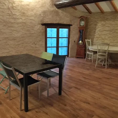Proche Avignon Grande Maison De Village Au Calme Casa de Férias