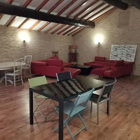 Casa de Férias Proche Avignon Grande Maison De Village Au Calme Saint-Laurent-des-Arbres